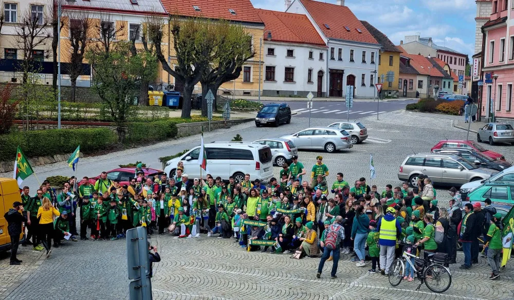 Fanoušci zorganizovali pochod Dačicemi.
