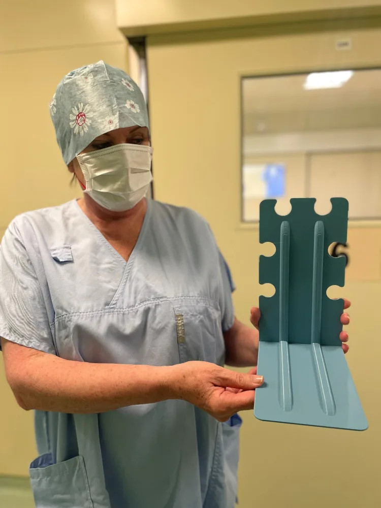 V jihlavské nemocnici si sami tisknou pomůcky na operační sál či do ambulancí. Ušetří tak tisíce korun