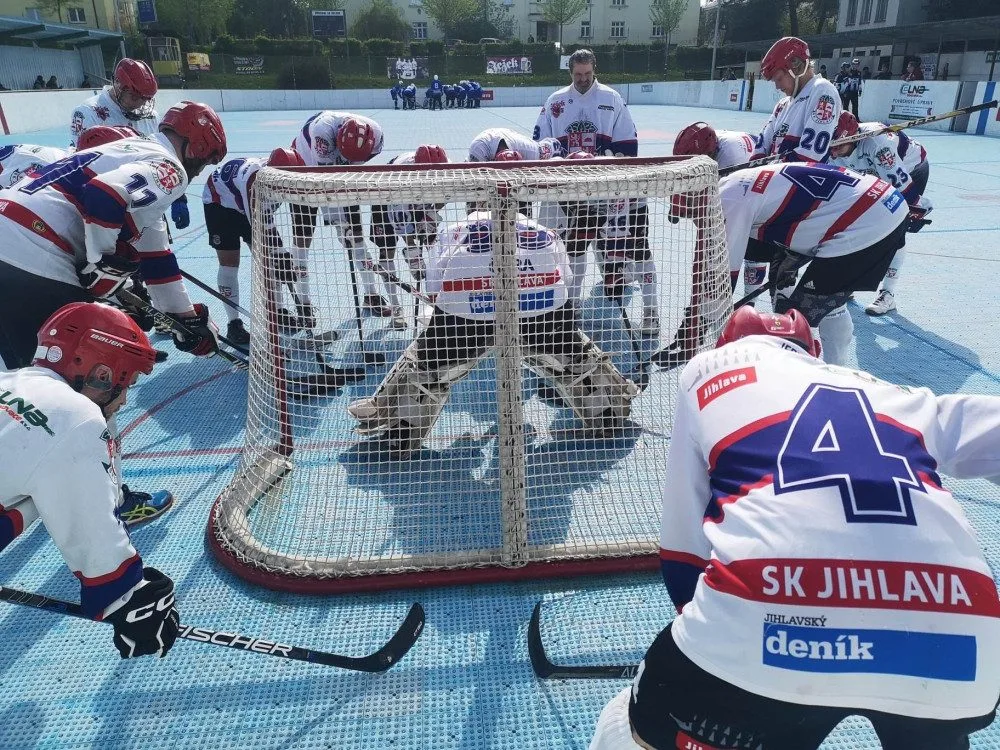 Hokejbalové play-off: SK Jihlava vede v druholigovém semifinále 2:0, Flyers zatím smírně 1:1