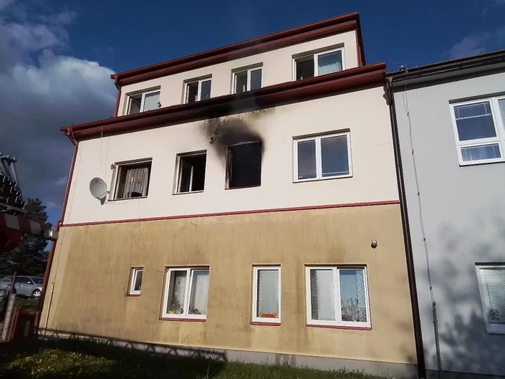 FOTO: Při požáru domu v Bíteši hasiči evakuovali šest lidí. Někteří z nich se nadýchali jedovatých zplodin