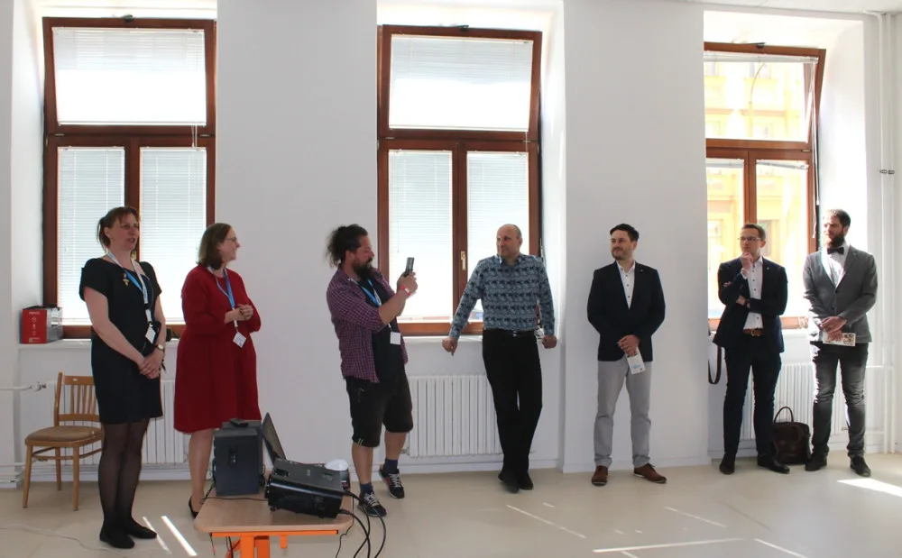 FOTO: Zahrada, polštáře k odpočinku, klec s ptáky. Jihlavská ScioŠkola ukázala nové prostory