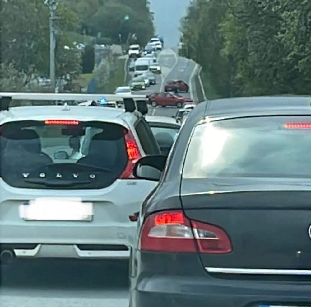Vážná nehoda tří aut u Hosova. Těžce zraněného řidiče transportoval vrtulník do brněnské nemocnice