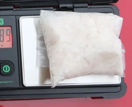 VIDEO: Auto plné drog. Dealera na D1 zadrželi kriminalisté, plastové sáčky vyndal i ze spodního prádla
