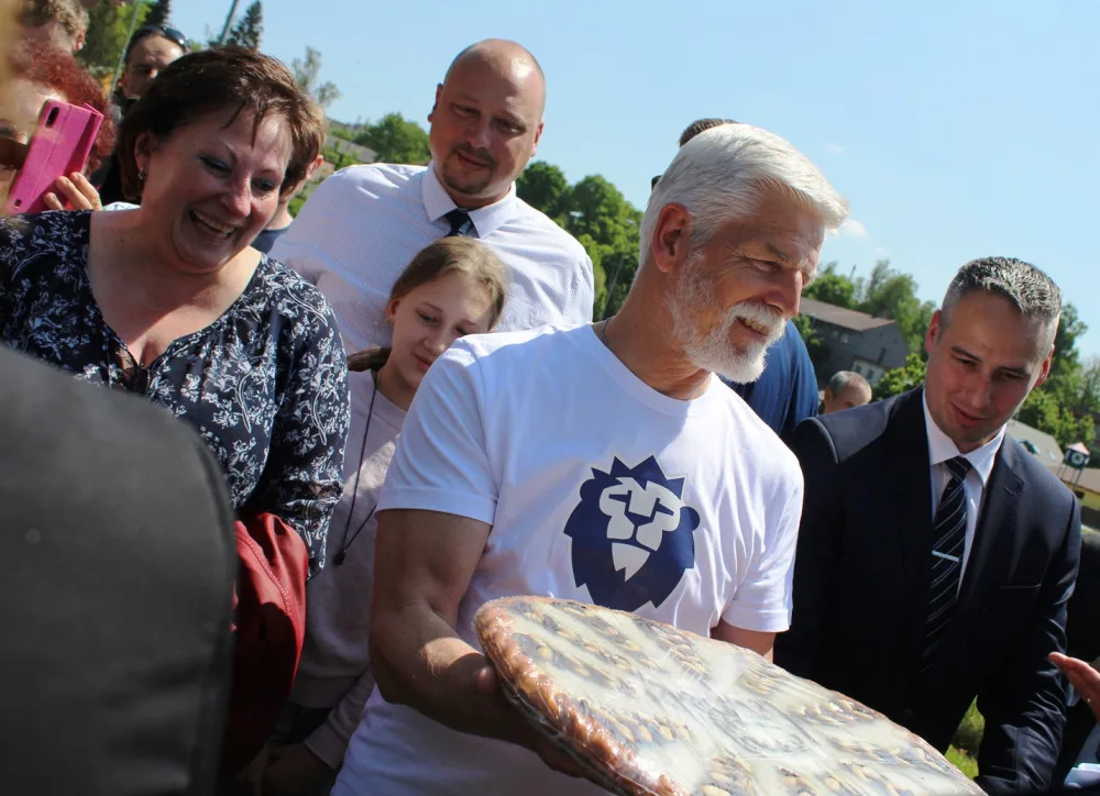 VIDEO: Prezident Pavel strávil odpoledne v Jihlavě aktivně, běžel štafetu a vyzkoušel i skateboard