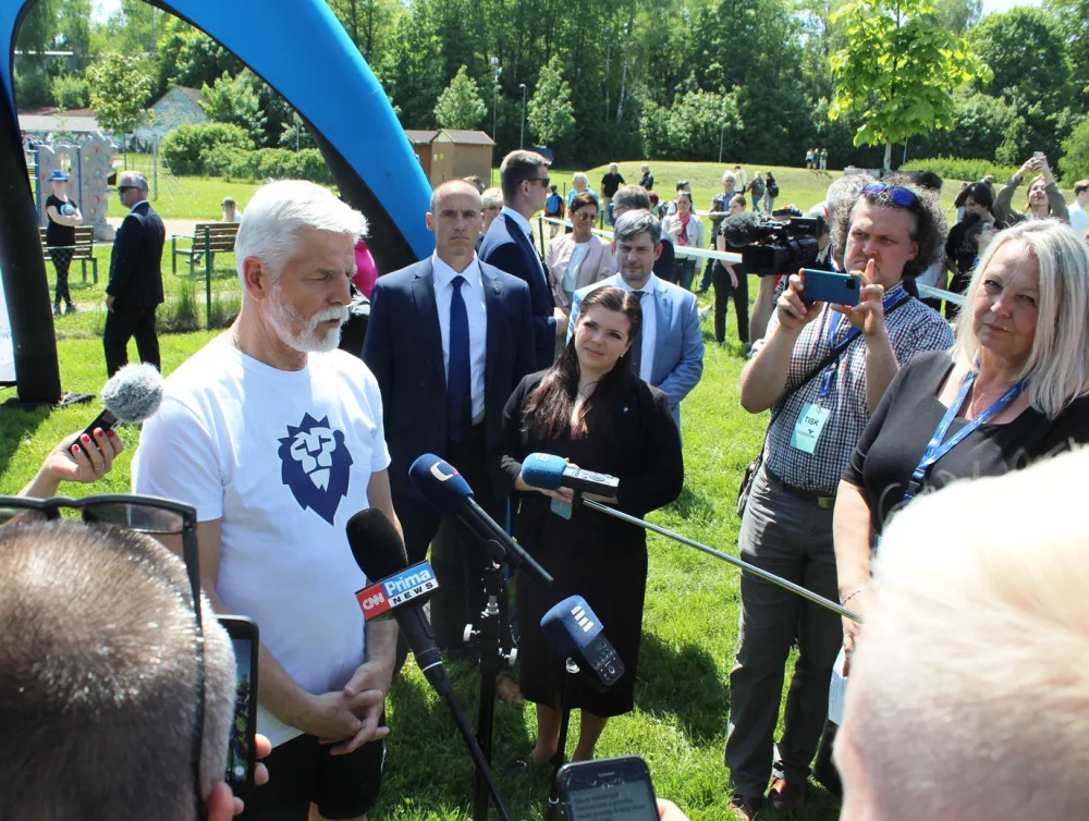 VIDEO: Prezident Pavel strávil odpoledne v Jihlavě aktivně, běžel štafetu a vyzkoušel i skateboard