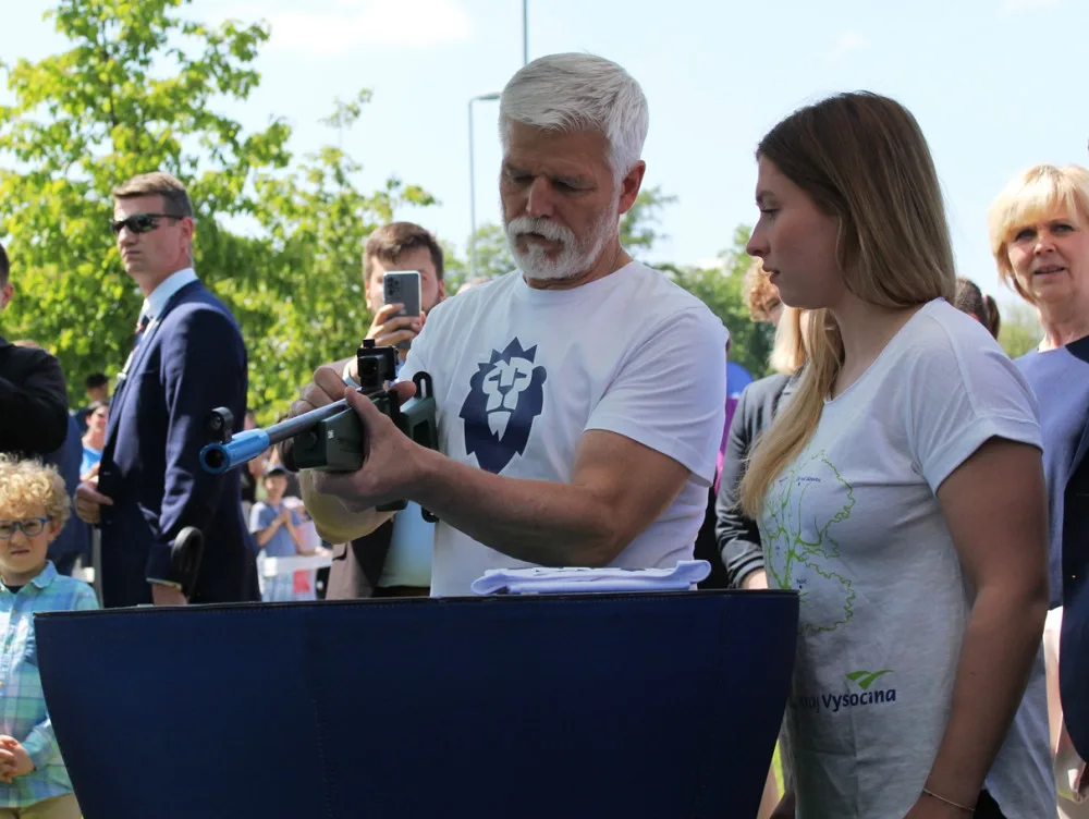 VIDEO: Prezident Pavel strávil odpoledne v Jihlavě aktivně, běžel štafetu a vyzkoušel i skateboard