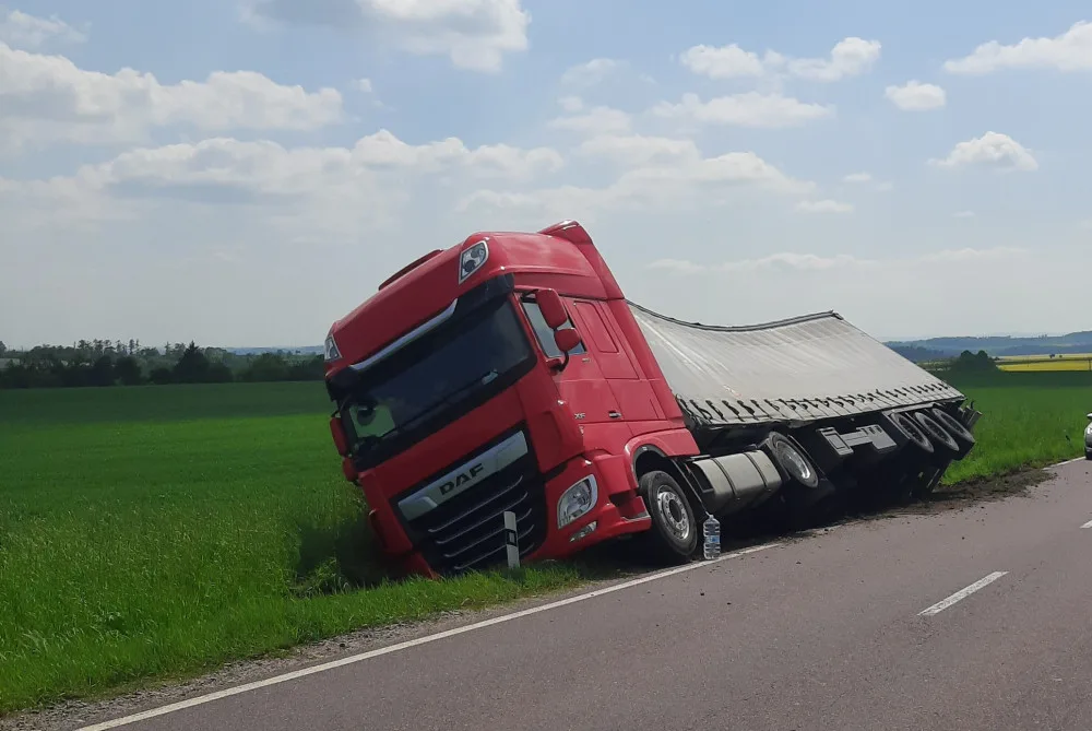 Řidič v náklaďáku vjel na nezpevněnou krajnici a skončil v příkopu. Škoda se dostala na více než 100 tisíc