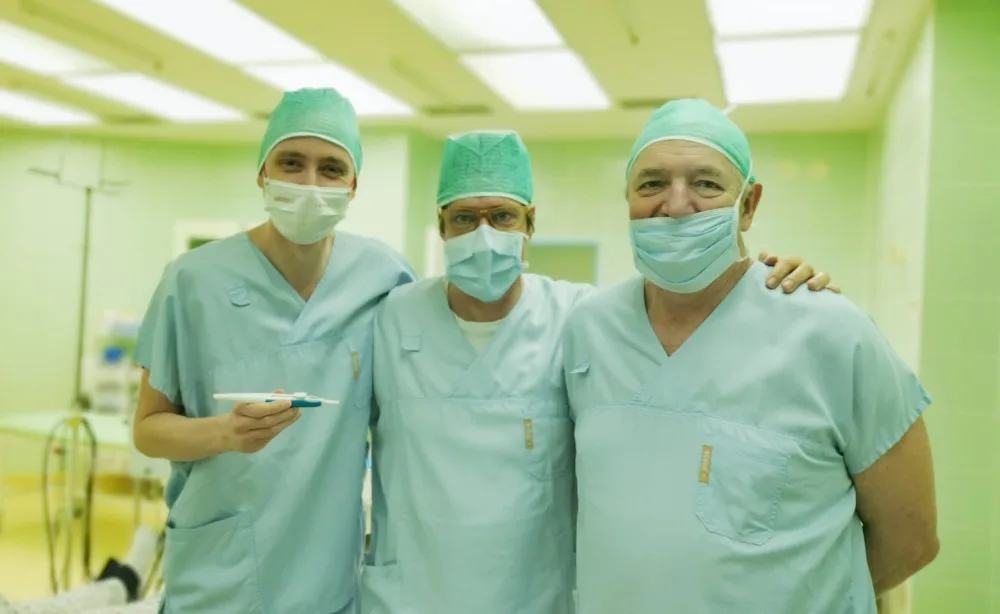 Oční lékaři z Jihlavy mají za sebou unikátní operaci. Pomůže pacientovi s diabetem