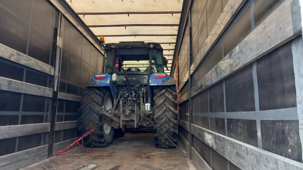 Policisté z Vysočiny našli ukradený traktor za dva miliony. Cizinec ho převážel schovaný v návěsu kamionu