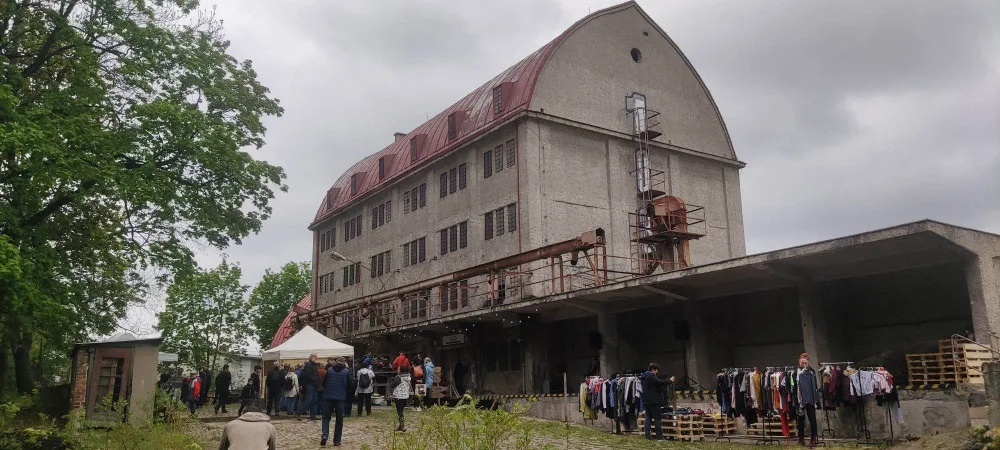 Jihlavské silo po letech ožívá, v neudržované budově vzniká komunitní centrum. Slibuje i letní kino