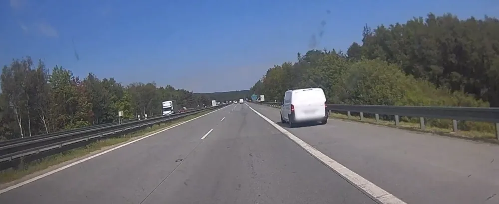 VIDEO: Celníci z Vysočiny naháněli auto s 21 uprchlíky, mezi nimi byly i děti. Řidič ze Sýrie hlídce utekl do lesa