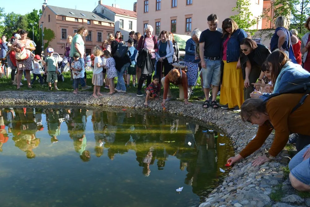 FOTO: Lidé v Jihlavě zavzpomínali na své blízké. Na hladině jezírka plavaly zapálené svíčky