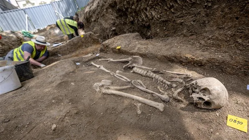 Před demolicí stadionu archeologický průzkum. Bývalý hřbitov ve Smetanových sadech odhalil první kostry