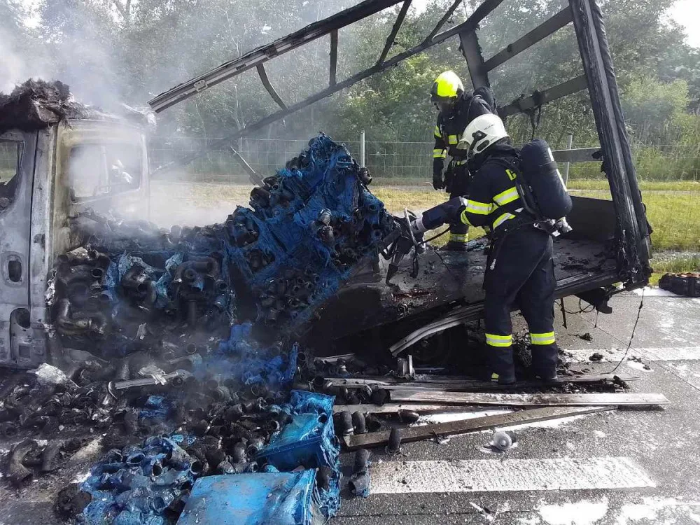 Tři hasičské jednotky vyjížděly na D1 ve směru na Prahu. Hořela tam dodávka