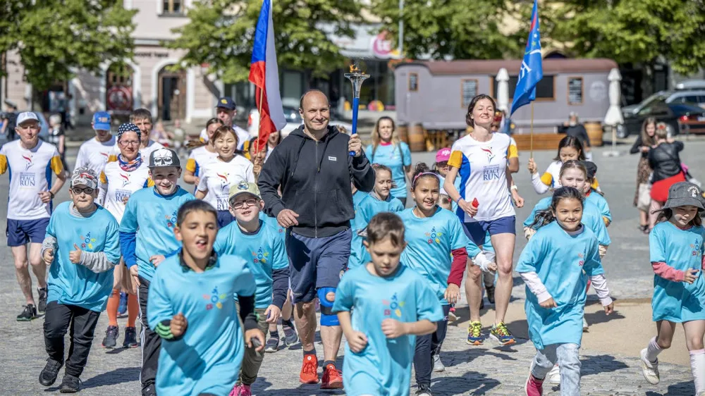 Děti v Jihlavě se dnes zapojily do Mírového běhu. Nejvíc jich bylo ze ZŠ Kollárova a Křížová