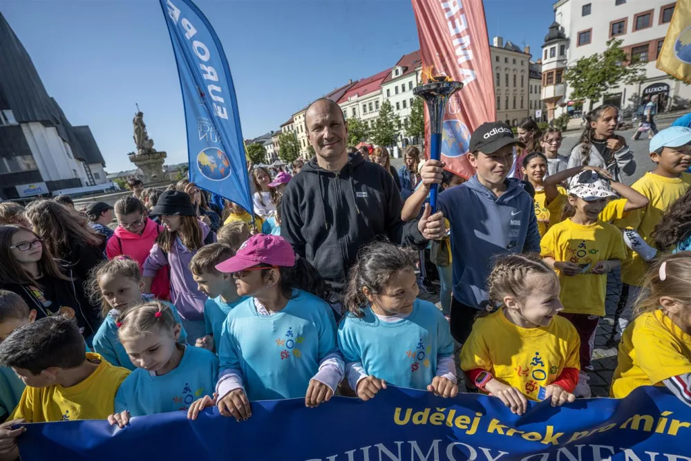 Děti v Jihlavě se dnes zapojily do Mírového běhu. Nejvíc jich bylo ze ZŠ Kollárova a Křížová