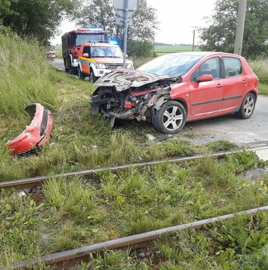 V Herálci na přejezdu se srazilo auto s vlakem. Provoz na trati stojí