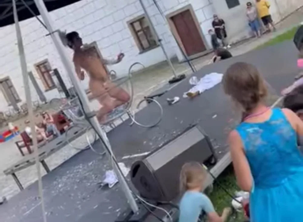 Slavnosti růžového vína trochu jinak. Před dětmi se v Třebíči natřásala nahá burleska
