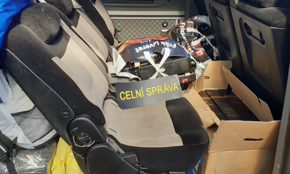 VIDEO: Rumun vezl přes Vysočinu 307 lahví nezdaněného alkoholu. Hrozí mu až pětimilionová pokuta