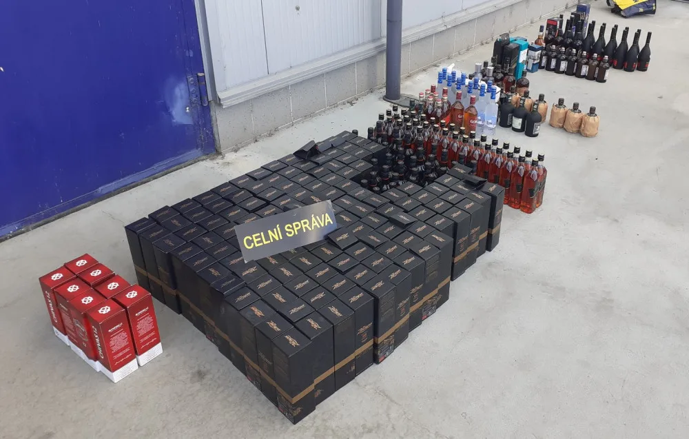 VIDEO: Rumun vezl přes Vysočinu 307 lahví nezdaněného alkoholu. Hrozí mu až pětimilionová pokuta