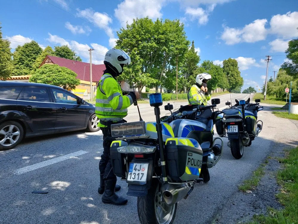 Řidiči v autech i motorkáři pod drobnohledem policistů, ti zjistili vyšší rychlost i jízdu bez pásů. Padlo 123 pokut