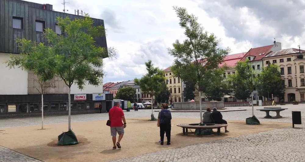 Lidé v Jihlavě se ptají po dalších lavičkách v „pokojíčku“. Rádi bychom je doplnili ještě letos, říká radnice