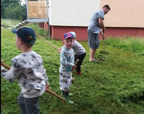 Na vysokou trávu se už obyvatelé Slavíčkovy ulice nemohli dívat, tak ji posekali sami. Konečně můžu pustit děti ven, říká jeden z nich