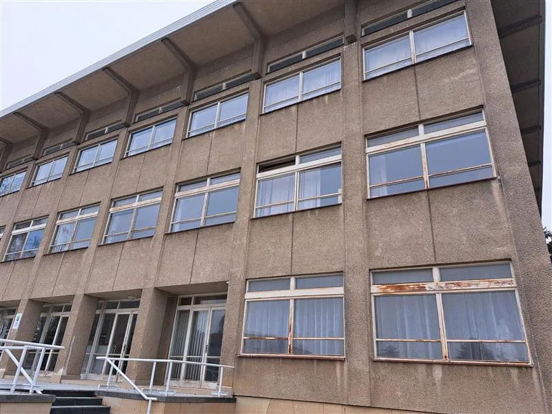 Bystřická kulturní památka v novém kabátě. V budově střední školy se za rok opraví nebo vymění 215 oken