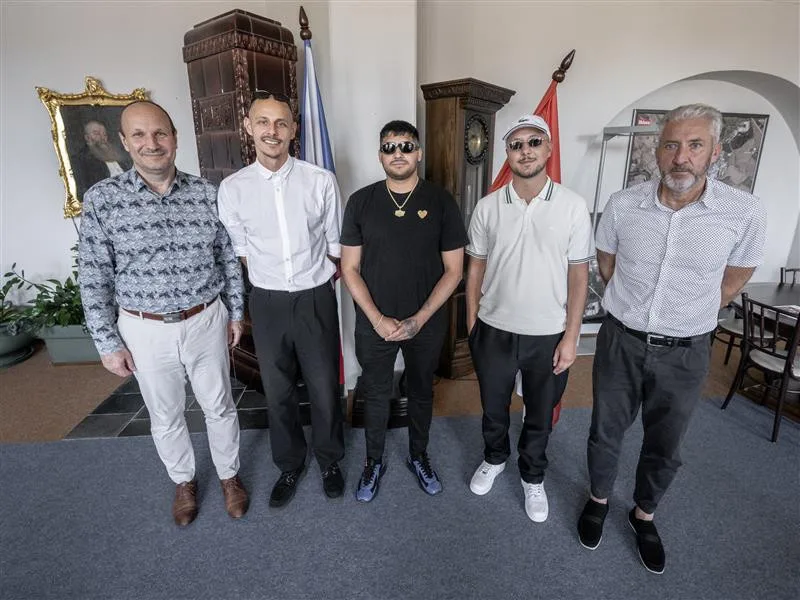 Úspěšní rapeři 58G navštívili primátora. Ten ocenil, že ve své tvorbě odrážejí dění jihlavských ulic