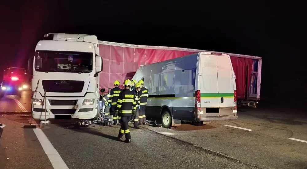 Muž v náklaďáku se otáčel u odbočky na Antonínův Důl a střetl se s dodávkou na hlavní. Její řidič na místě zemřel