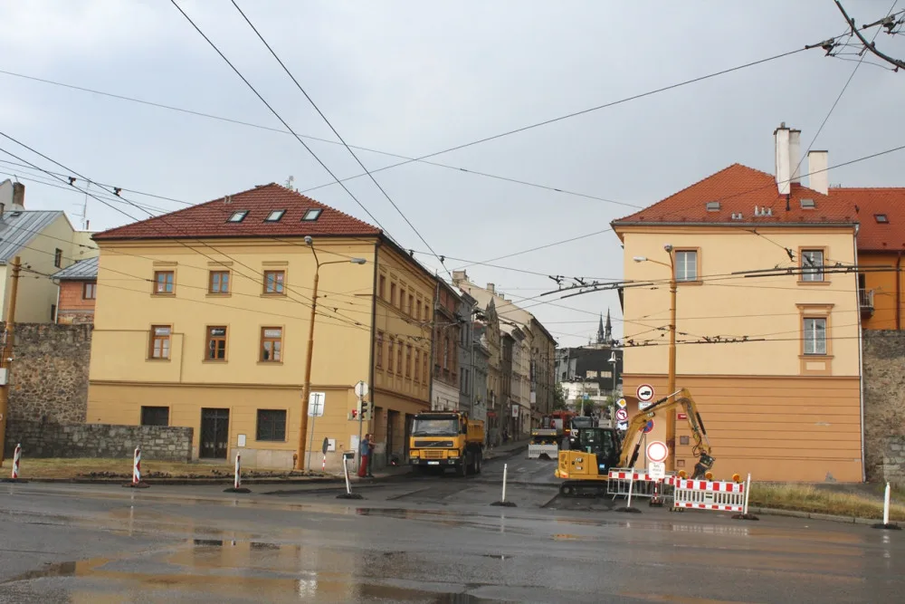 V centru Jihlavy se roky propadá vozovka. Spodní vjezd na náměstí je teď uzavřený