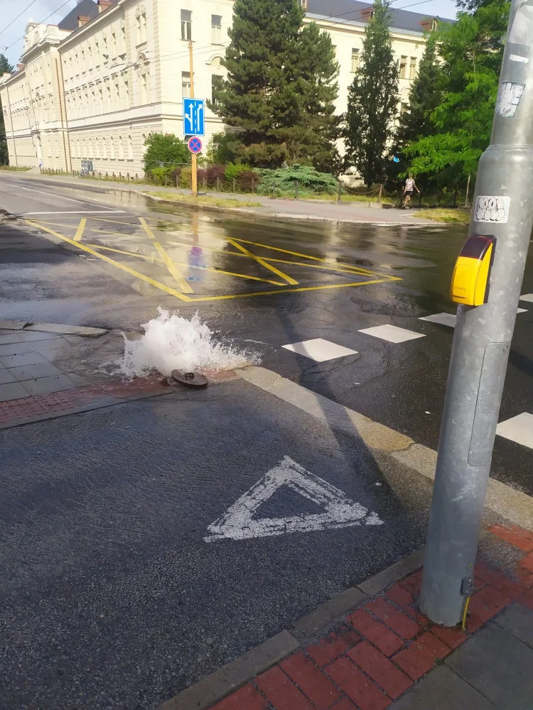 Tryskající voda v ulici Tolstého