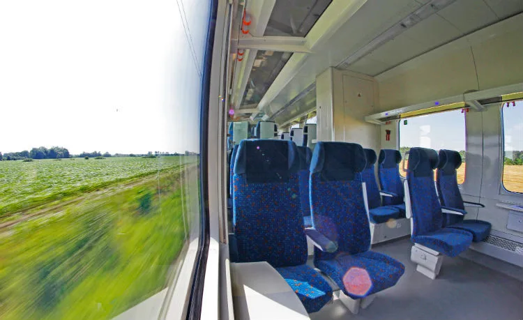 O víkendu vlakem? Nabalte si s sebou dostatek pití a jídla, horko může způsobit závadu na vozidlech