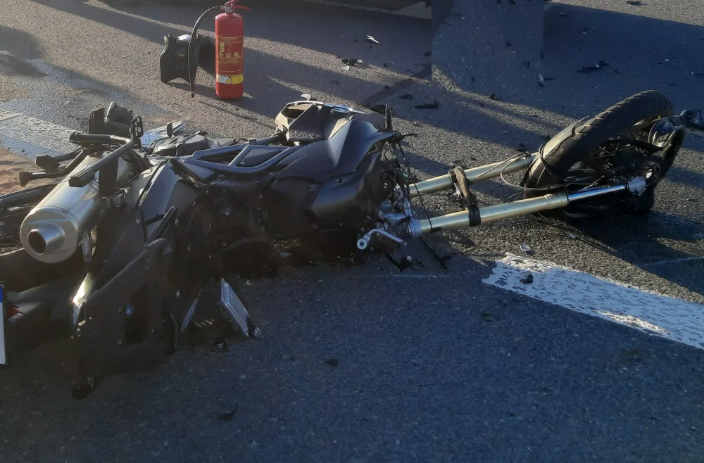 Auto se v křižovatce srazilo s motorkou, její dva pasažéři se zranili. Letěl pro ně vrtulník
