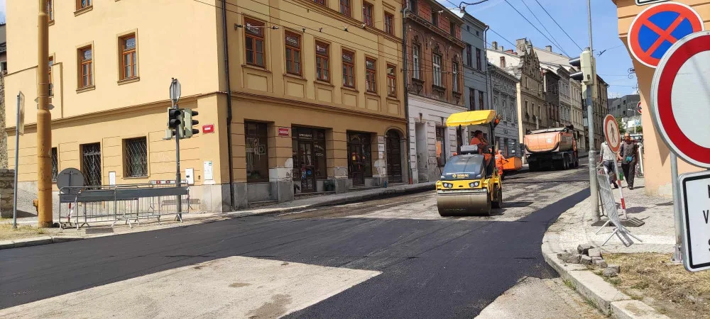 Konec uzavírky, v pátek se znovu otevře jihlavská Znojemská ulice. Propadlá vozovka je téměř opravená