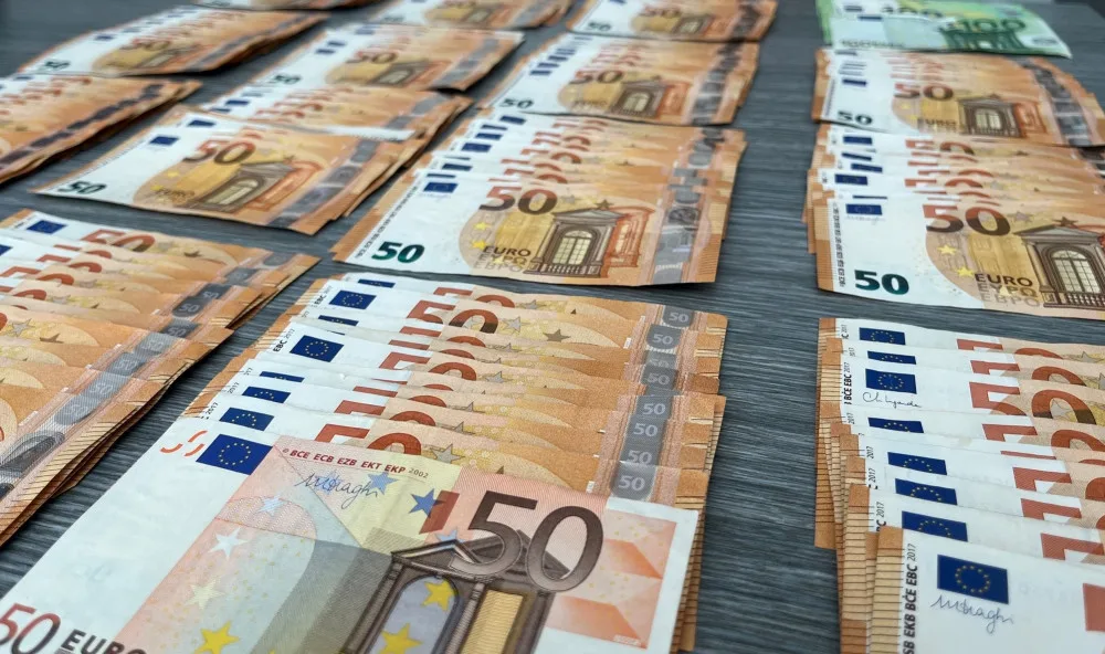 Cizinci z Balkánu ukradli lidem na D1 tašku s penězi, šlo zhruba o 200 tisíc. Policie je během chvíle dopadla