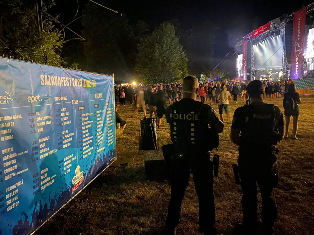 Sázavafest, den první. Silně opilý muž obtěžoval své okolí i hlídku, policie ho odvezla do Jihlavy na záchytku