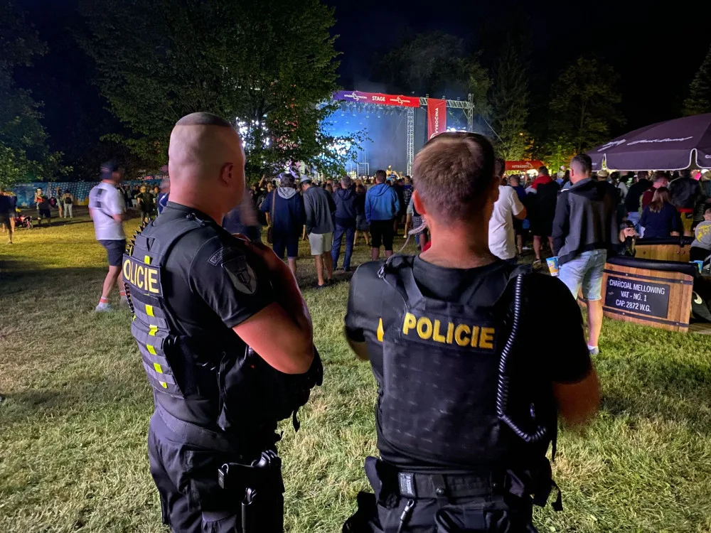 Sázavafest, den první. Silně opilý muž obtěžoval své okolí i hlídku, policie ho odvezla do Jihlavy na záchytku