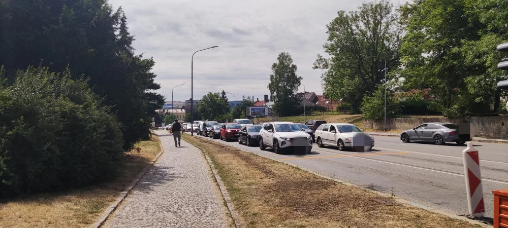 Obrňte se trpělivostí, dnes ráno začala oprava na rušné křižovatce u Zverimexu. Je otevřený jen jeden pruh