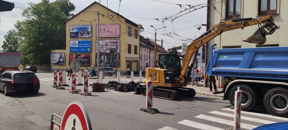 Obrňte se trpělivostí, dnes ráno začala oprava na rušné křižovatce u Zverimexu. Je otevřený jen jeden pruh