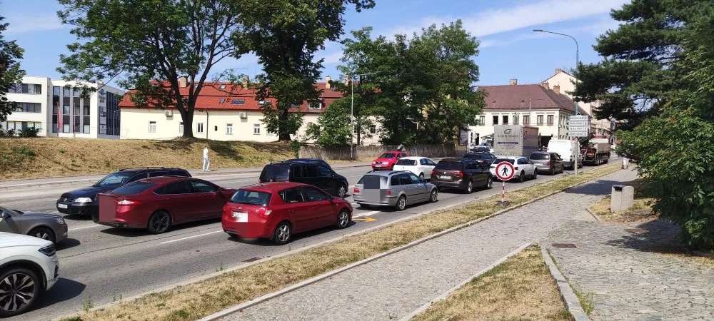 Obrňte se trpělivostí, dnes ráno začala oprava na rušné křižovatce u Zverimexu. Je otevřený jen jeden pruh