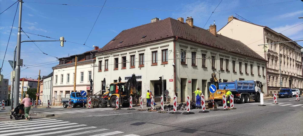 Vytížená křižovatka u Zverimexu je od pondělí plně průjezdná. V srpnu tam začne rekonstrukce semaforů