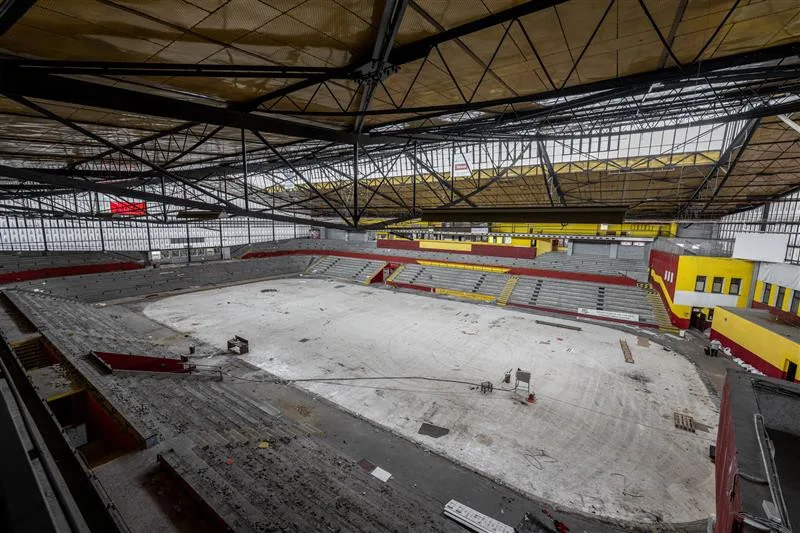 Stát potvrdil dotaci, stadion je vyklizen a může se bourat. Dělníci již staví stěny proti hluku a prachu