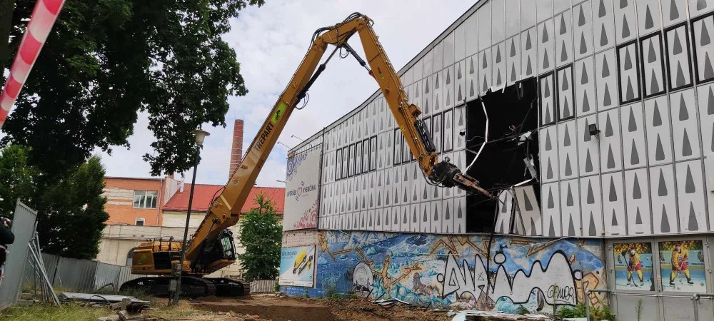Naděje i nostalgie. V Jihlava začala demolice zimního stadionu, nahradí ji moderní aréna za 1,9 miliardy korun
