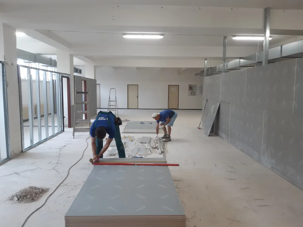Bazén v Jihlavě bude ještě týden zavřený. Opravy se protáhly kvůli podlaze v dámských šatnách