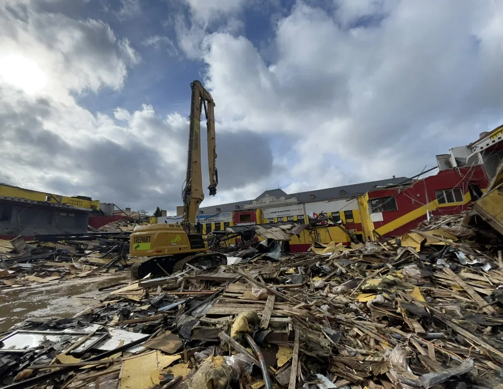 FOTO: Demolice jde podle plánu, za jediný týden je střecha pryč. Průběh bourání je možné sledovat díky webkamerám