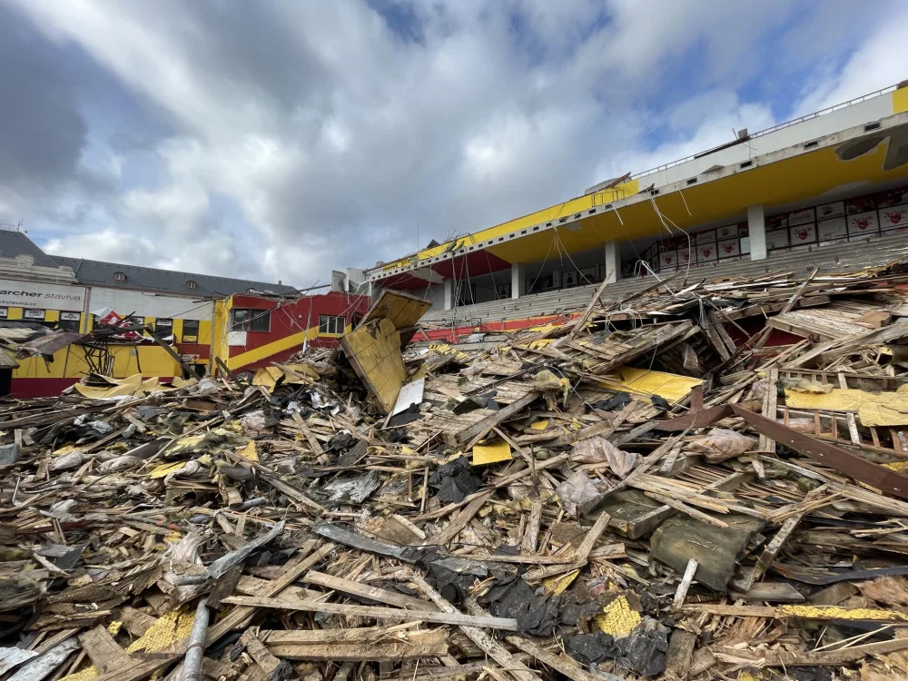 FOTO: Demolice jde podle plánu, za jediný týden je střecha pryč. Průběh bourání je možné sledovat díky webkamerám