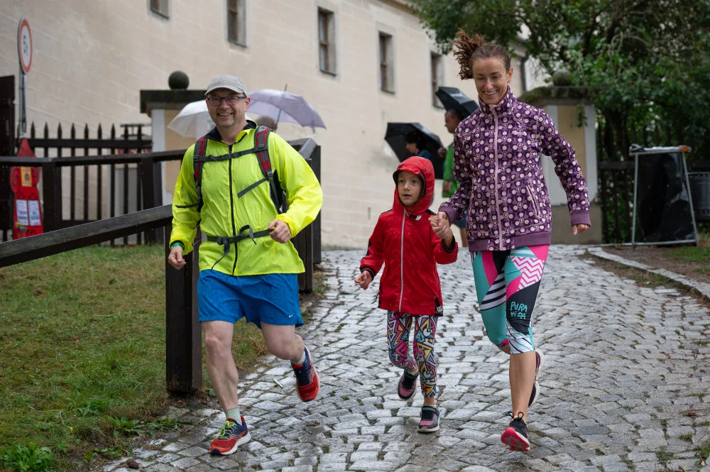 V pláštěnce či s deštníkem. Letošní deštivý Běh městem šťastných lásek přinesl skoro 400 tisíc korun