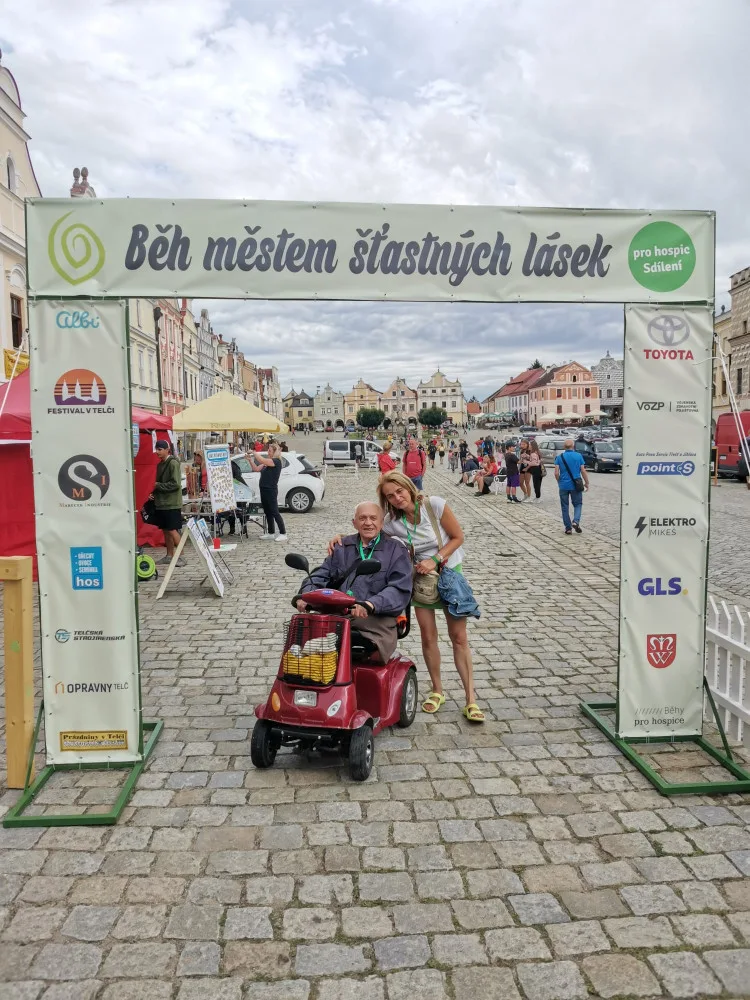 V pláštěnce nebo s deštníkem. Letošní deštivý Běh městem šťastných lásek přinesl skoro 400 tisíc korun