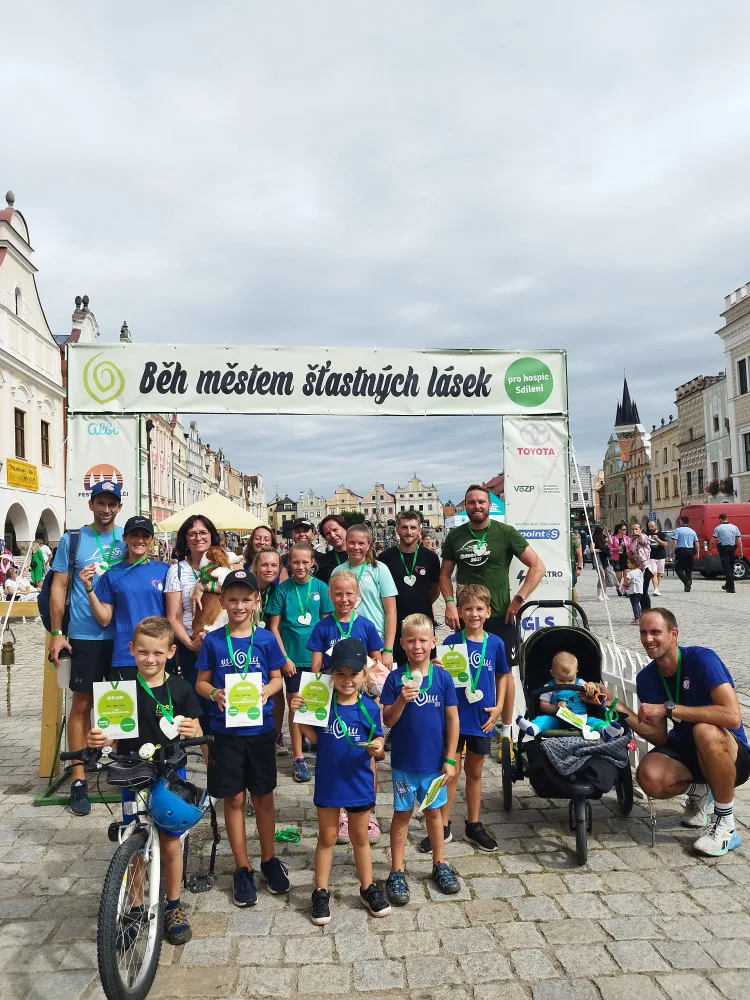 V pláštěnce nebo s deštníkem. Letošní deštivý Běh městem šťastných lásek přinesl skoro 400 tisíc korun